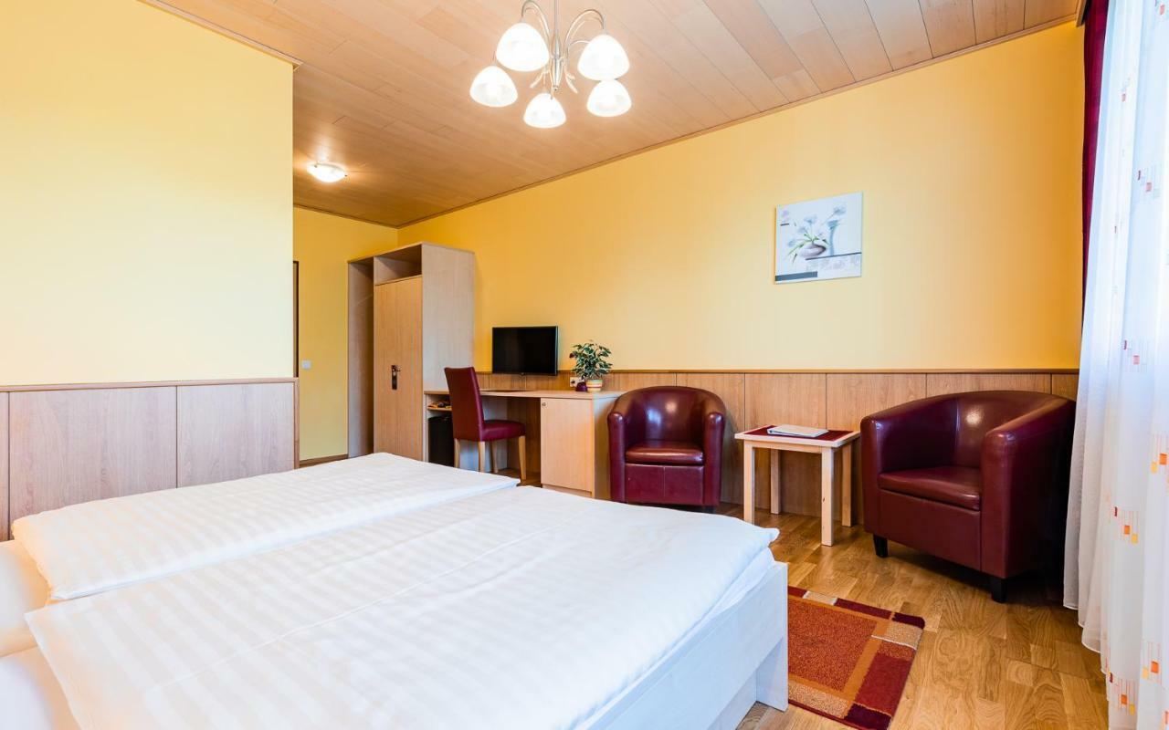 Hotel Garni Steinfeld Wiener Neustadt Exterior photo