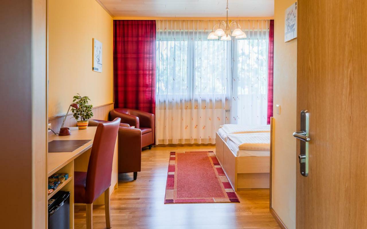 Hotel Garni Steinfeld Wiener Neustadt Exterior photo
